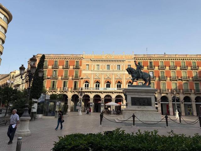 Edificio en Alquiler en Centre
