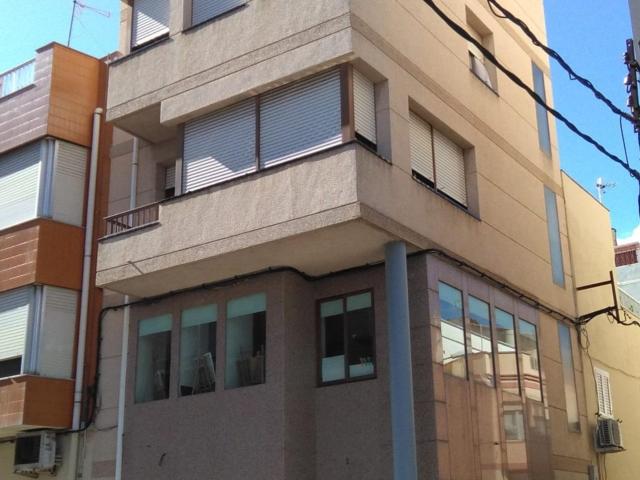EDIFICIO EN CENTRO DE LA RAPITA CON LOCAL COMERCIAL Y VIVIENDA