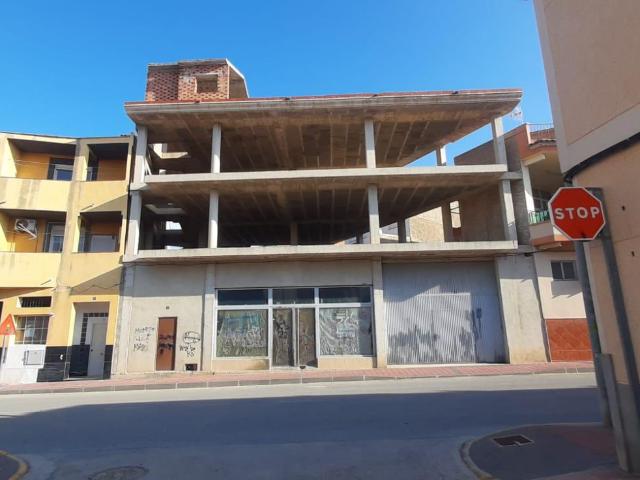EDIFICIO EN CONSTRUCCIÓN EN CAMPOS DEL RÍO