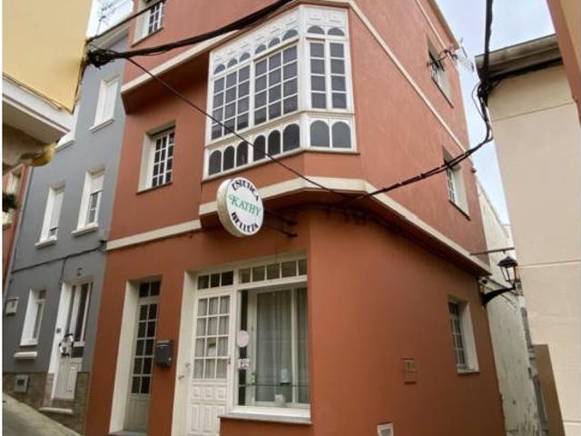 Edificio en construcción en el centro histórico de Cariño, a pasos de la playa