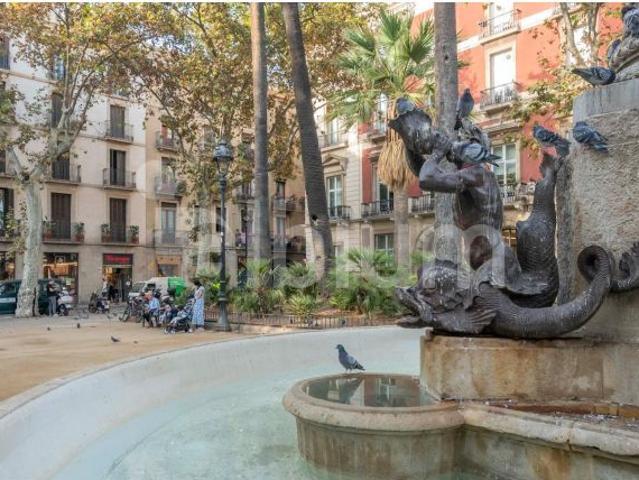 Edificio Esquinero junto a Plaza Emblemática del Gótico