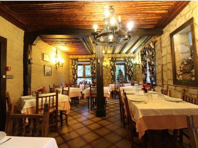 Edificio hotelero con restaurante funcionando en Rascafría