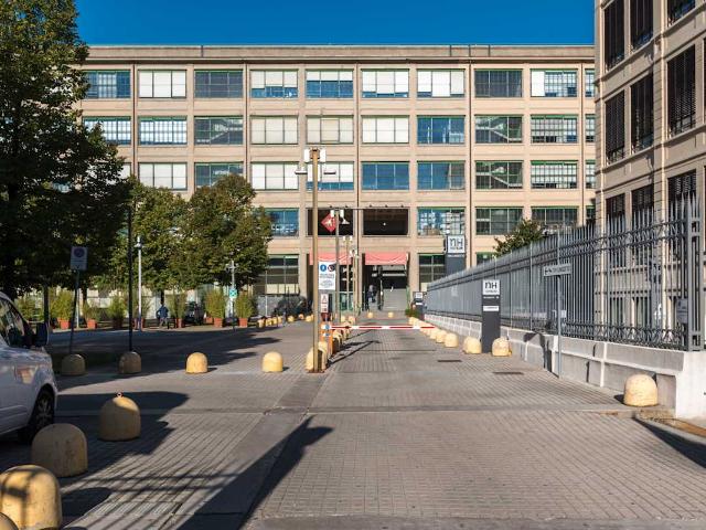 Edificio iconico circondato da un ambiente unico