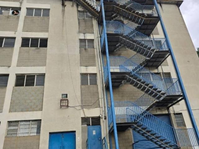EDIFICIO INDUSTRIAL EN LA TRINIDAD /#JS