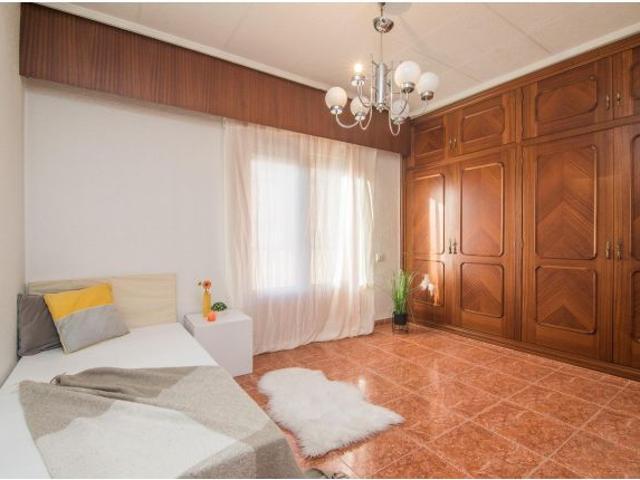 edificio independiente con garaje privado para mas de 3 coches, 4 habitaciones y 2 baños, con terraz