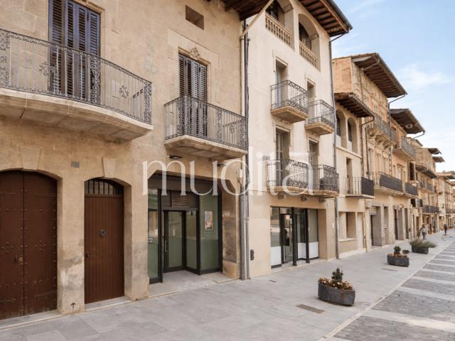 Edificio modernista en el centro de Manlleu con potencial de transformación
