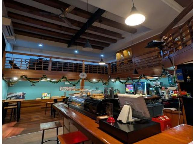 Edificio Modernista en Rentabilidad: Uso Mixto en Calle Alcalde Fuster, 4