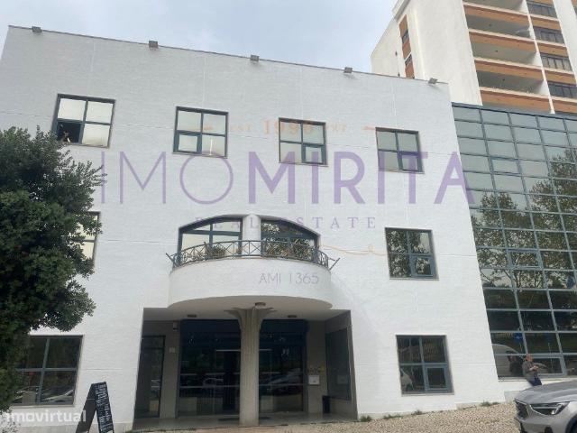 Edificio para investimento em zona central de Carnaxide