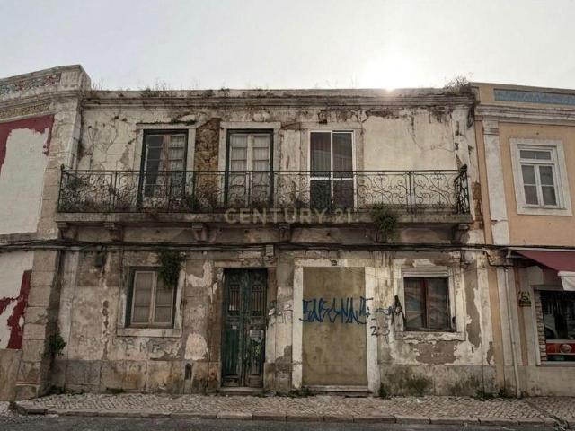 Edifício para Recuperação em Sacavém, Loures 186m²