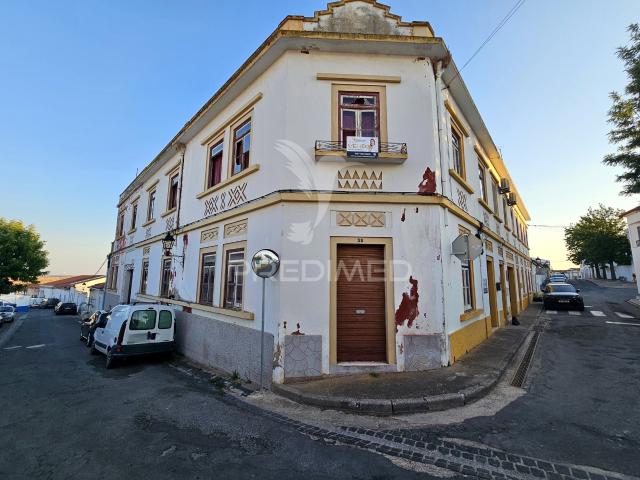 Edifício para reabilitação com projeto desenvolvido no centro de Castro Verde