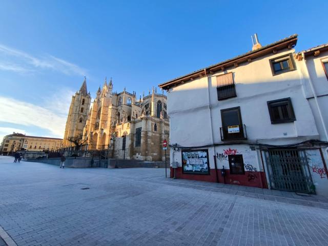 EDIFICIO PARA REFORMAR EN FRENTE A LA CATEDRAL DE LEON