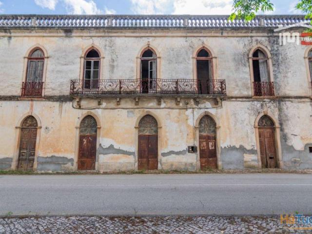 Edifício para restauro em frente á estação de Fátima | 26063042729