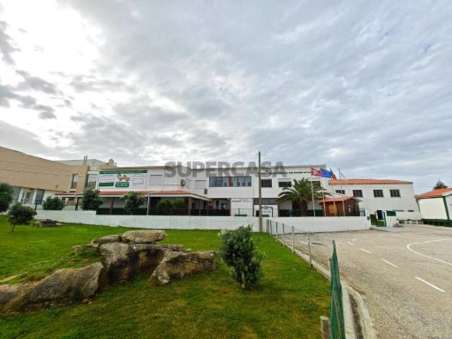 Edifício com possibilidade para apartamentos bem perto da costa em Peniche