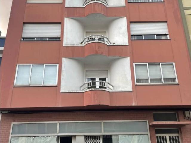 Edificio residencial y comercial con vistas al mar en pleno centro de Cariño, a 200 m de la playa