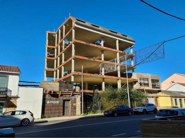 Edificio residencial con obra parada en Narón