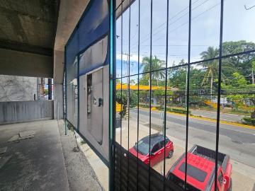 Edificio sobre Blvd. Belisario Dominguez frente a UNACH