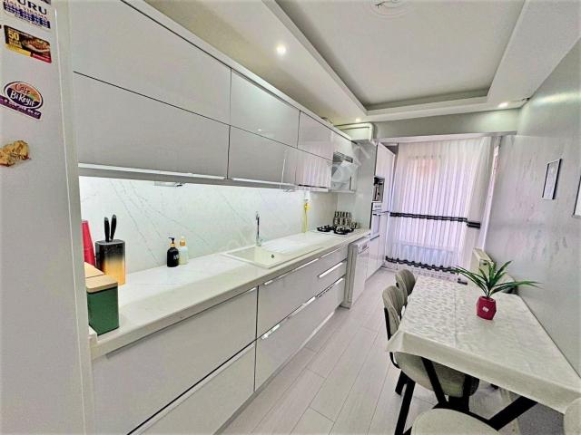 Edremitte Gültaş Emlaktan Satılık 3+1 Asansörlü Ayrı Mutfaklı Daire