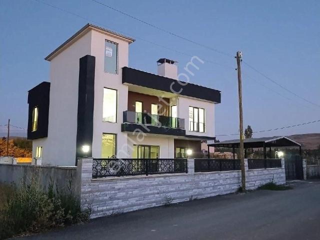 Edremit'te Yeni Yapı Deniz Ve Doğa Manzaralı Müstakil Akıllı Güvenlikli Tripleks Villa Satılıktır