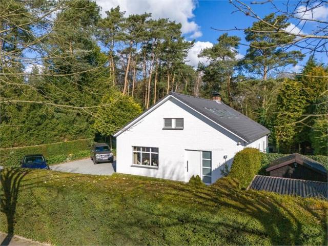 Een instapklare open bebouwing met 4 slaapkamers, garage en mooie tuin