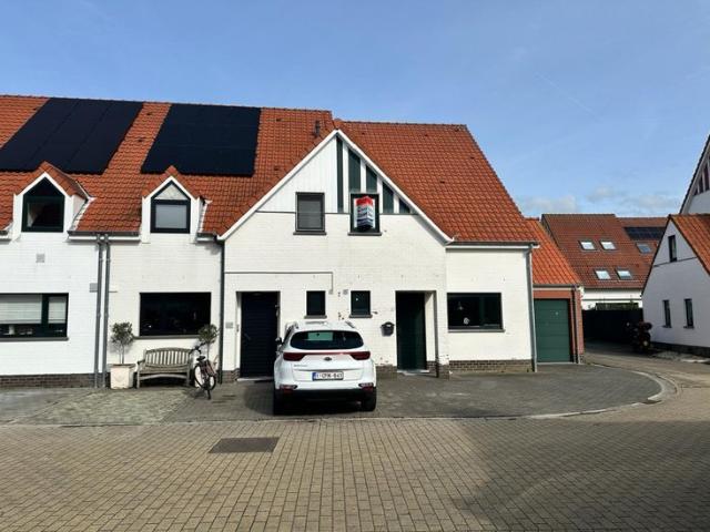 Een prachtig wit huisje in een kleine residentiële wijk t.