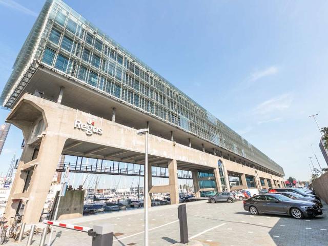 Een unieke werkplek boven de rivier de IJ