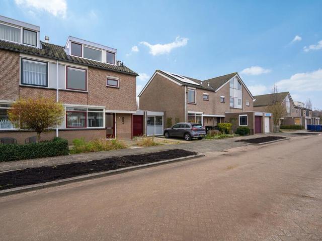 Eengezinswoning, 2 onder 1 kapwoning te huur in Almere