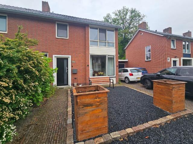 Eengezinswoning, geschakelde 2 onder 1 kapwoning te huur in Emmen