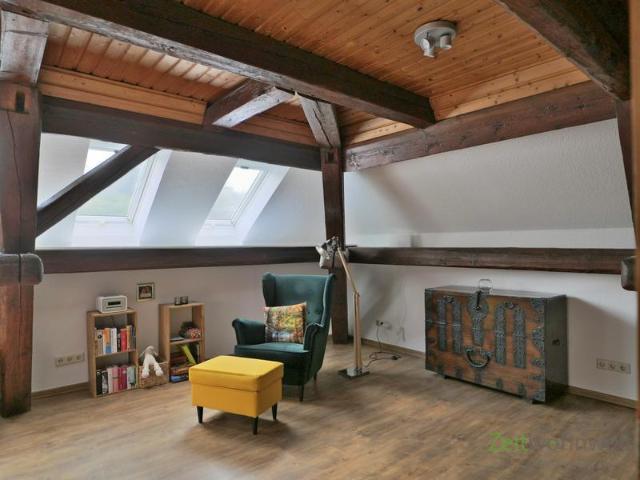 EF1186_M Göttingen: Gleichen, gemütliche möblierte Dachgeschosswohnung mit dekorativen Holzbalken