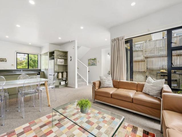 EFFORTLESS CITY FRINGE LIVING IN THORNDON