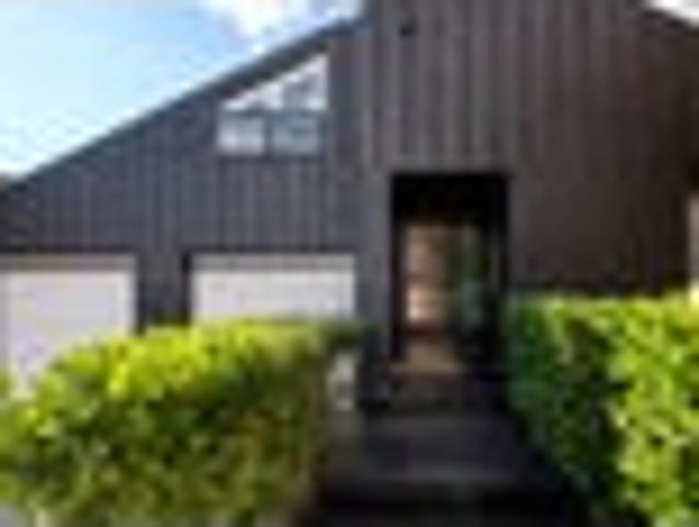 Effortless Living in Sought After Lynmore