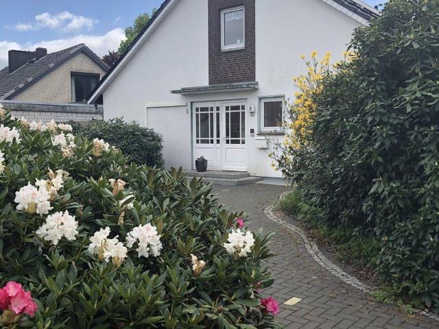 EFH + ELW + Pool Einbauküche + Kaminofen Doppelgarage Ideal für die große Familie oder zur Vermietung