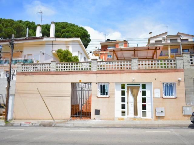Eficiencia, diseño actual y una parcela privada en el corazón de Sant Fost