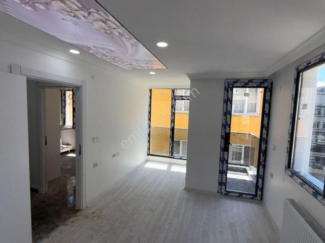 Efka Gayrimenkulden E5'e Yakın Yeni Binada Kiralık 1+1 Daire