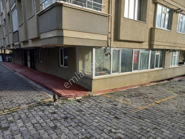 Ekşioğlu Akkaya Sitesinde Giriş Kat Geniş Balkon Kullanımlı