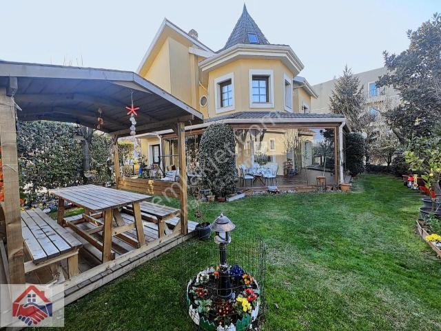 Çekmeköy Mimar Sinan Cad.üzeride Carpediem'de 7+2 Satılık Villa