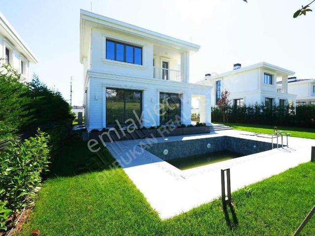 Çekmeköy Çınarköy'de 5+2 Satılık Villa | Prestijli Site Yaşamı