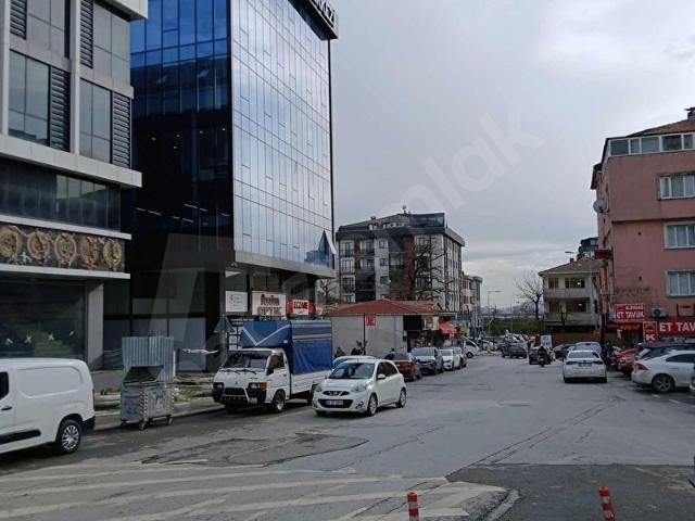 ÇEKMEKÖY ALEMDAĞ MERKEZİN KALBİNDE SATILIK PLAZA OFİS KATI