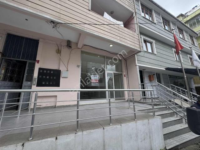 Çekmeköy Cumhuriyet Mahallesinde Kiralık Dükkan 3 Yol Agzı