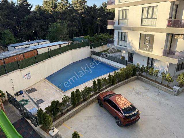 Çekmeköy Defnedalı Sitesinde 1+1 Arakat Ayrı Mutfaklı Daire