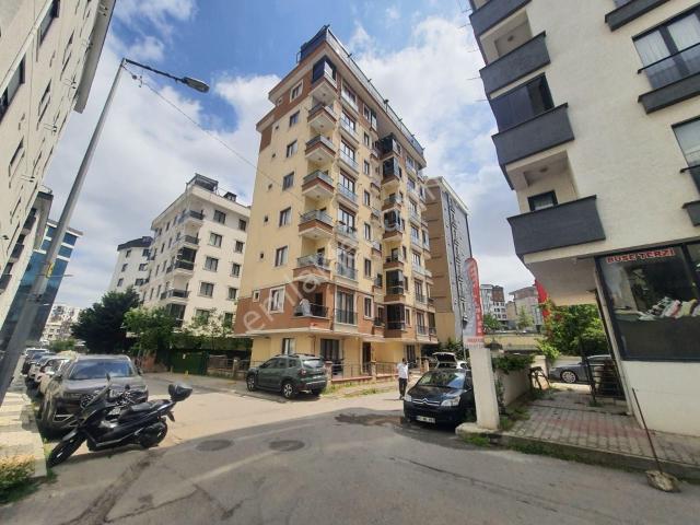 Çekmeköy Güngören Mah De Kiralık Arakat Daire, Çift Balkonlu