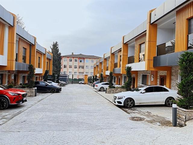 Çekmeköy Site İçi Havuzlu&Güvenlikli Satılık 5+1 Tripleks Villa