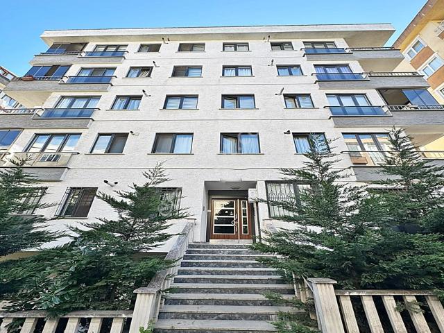 Çekmeköy'de Balkonlu+teras Kullanımlı İskanlı 2+1 Satılık Daire