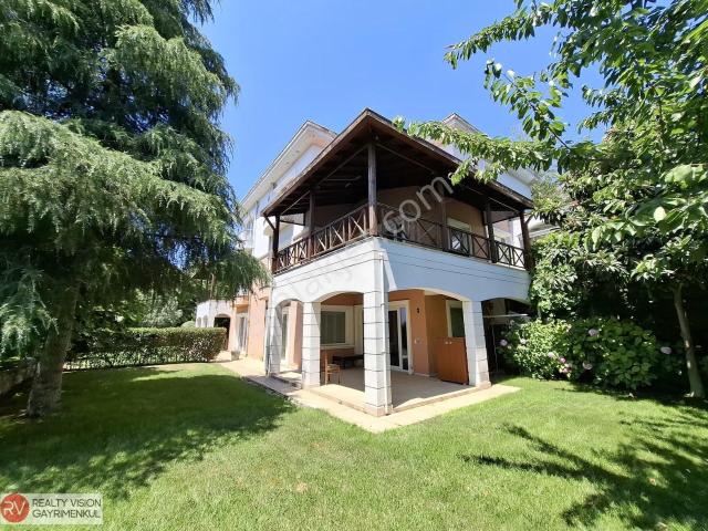 Çekmeköy'e Komşu Çavuşbaşı Caddesi Üzeri Site İçi Kiralık Villa