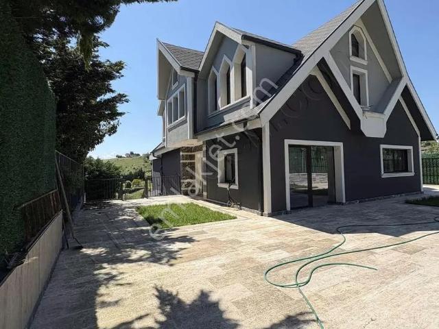 Ekinden Çavuşbaşı / Erguvan Sitesinde Triblex 5+1 Satılık Villa