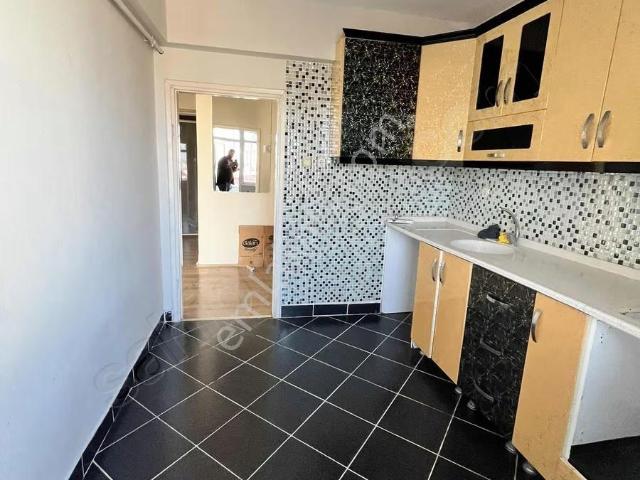 Ekipten Kiralık 3+1 Daire Cam Balkonlu