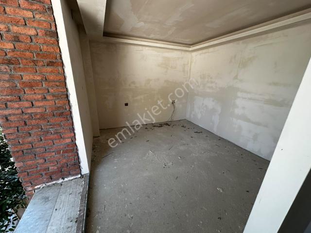Çekirge Meydanında Natamam Kiralık İş Yeri