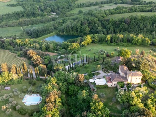 Ekskluzywny dwór z agroturystyką i historyczną wioską