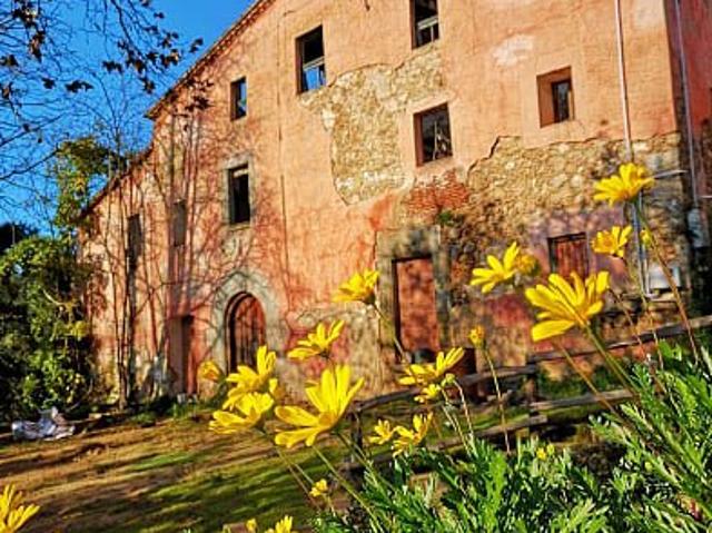 Ekskluzywna działka z zabytkiem i widokami w Vallromanes
