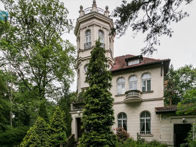 Ekskluzywna rezydencja z wieżą, 10 sypialniami, 35 000 m² działki