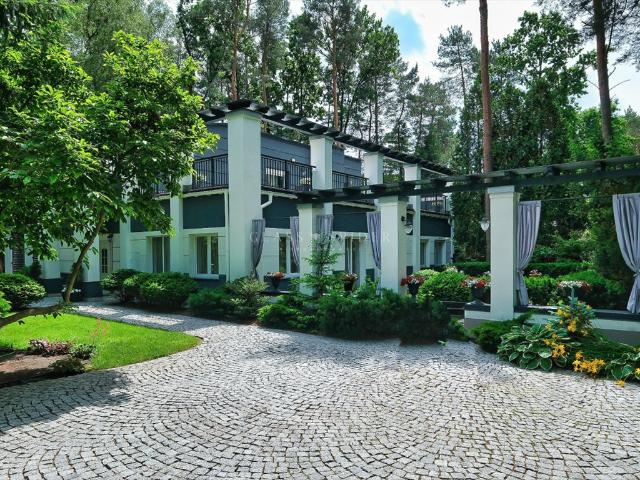 Ekskluzywna rezydencja 350 m² w Łomiankach, sosny, prywatność